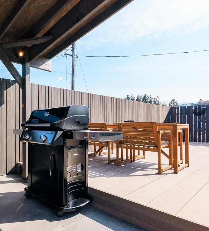 開放的なプライベートデッキで楽しむBBQ